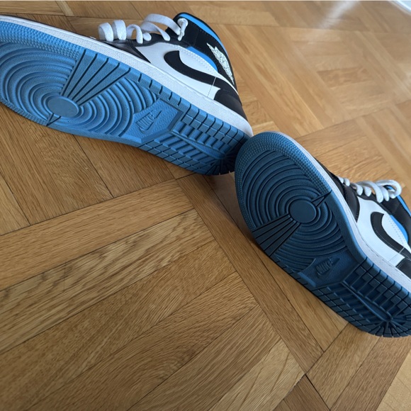 Air Jordan 1 Mid 'University Blue’ - Picture 10 of 12